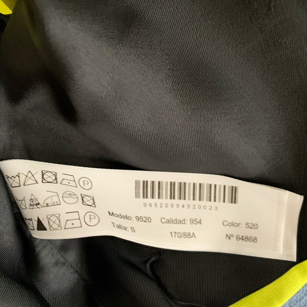 MASSIMO DUTTI
STUDIO DOUBLE-BREASTED CROPPED BLAZER IN LIME - Picture 9 of 9